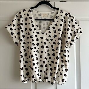 3/$25 ⭐️ MELLODAY Black Leopard Short Sleeve V Neck Top